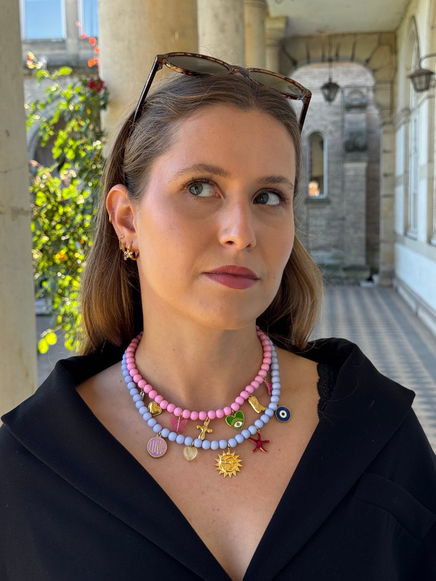 COLLIERS À CHARMS EN PERLES