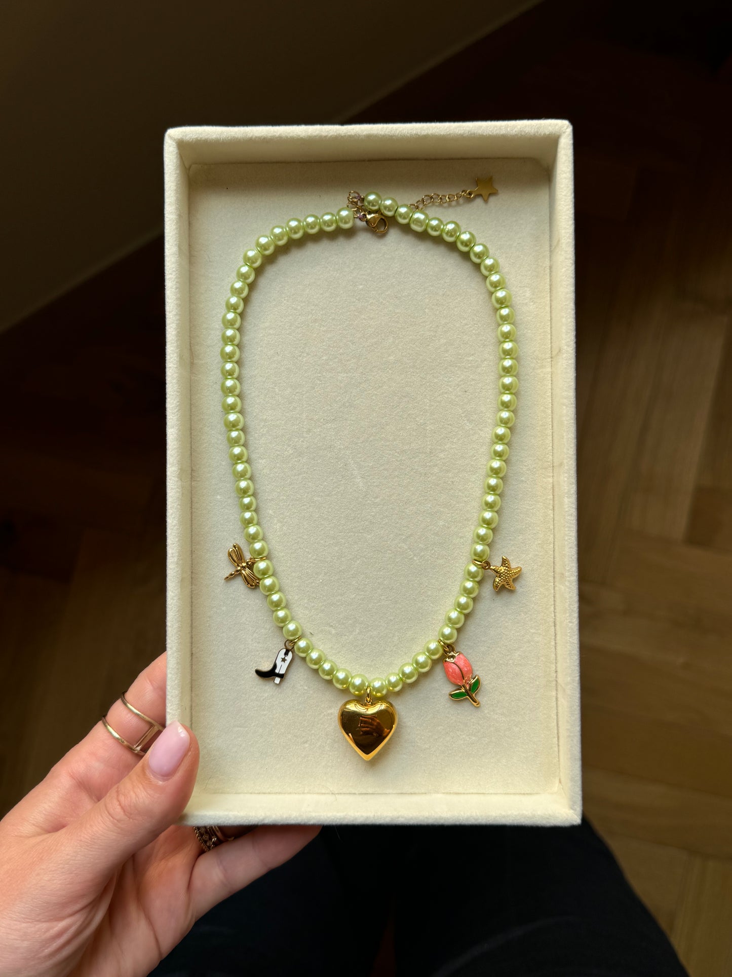 COLLIER MONIQUE