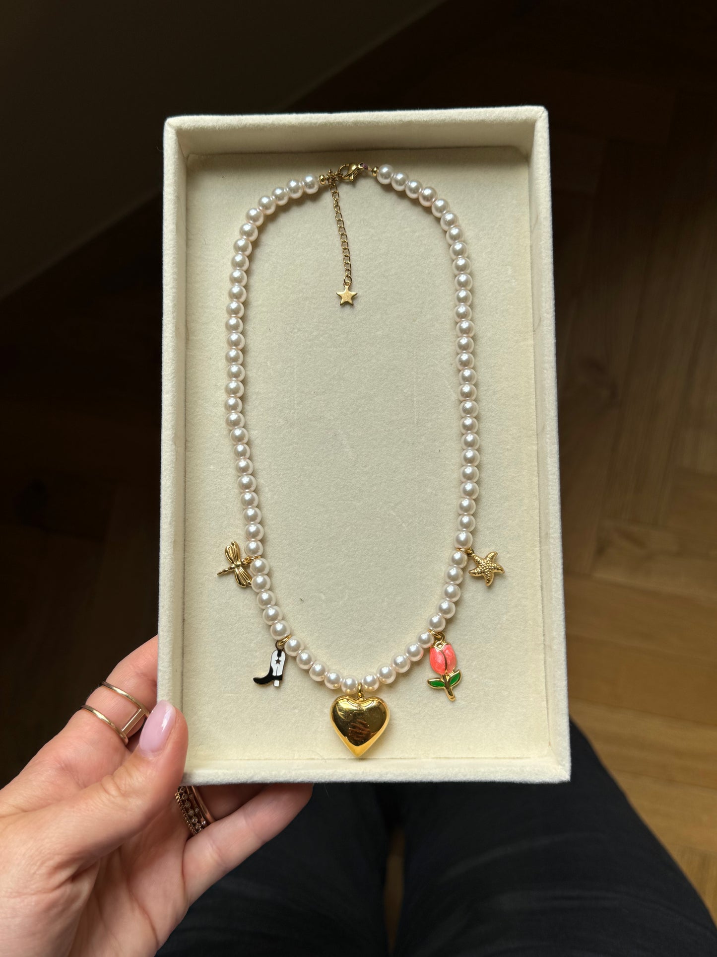 COLLIER MONIQUE