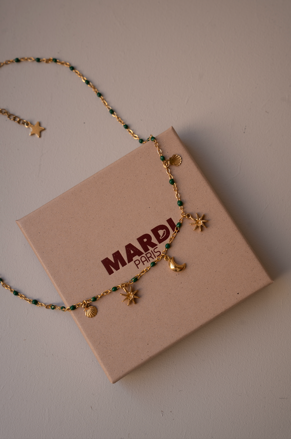 LOT RAS DE COU ET SAUTOIR COLORÉ